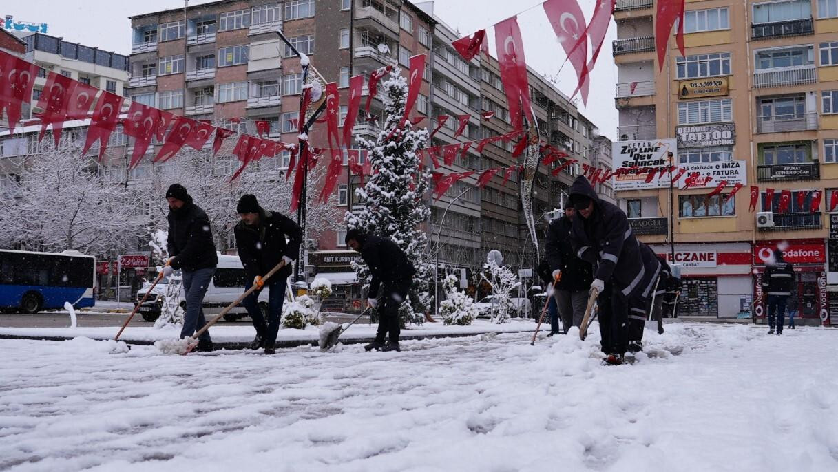 Elazığ Belediyesi, Yoğun Kar Yağışı İçin Şehir Geneline Kar Küreme ve Tuzlama Çalışmaları