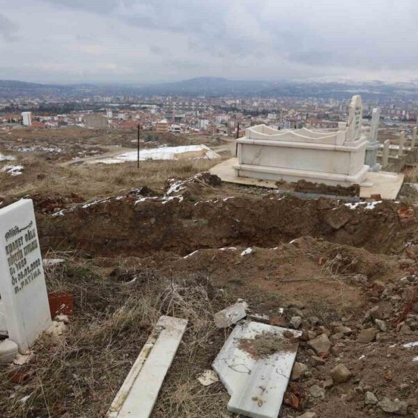 Elazığ'da heyelan nedeniyle zarar gören mezarlık-1