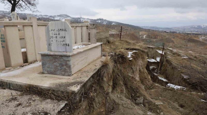 Elazığ'da Heyelan Sonrası Mezarlar Taşınmaya Başlandı 1