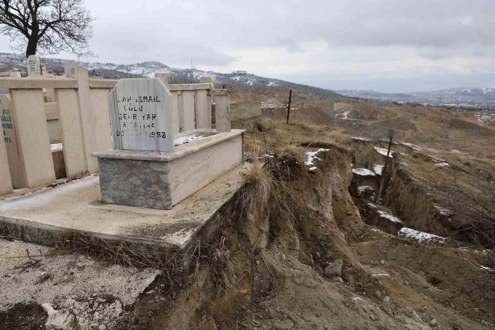 Elazığ’da Heyelan Sonrası Mezarlar Taşınmaya Başlandı