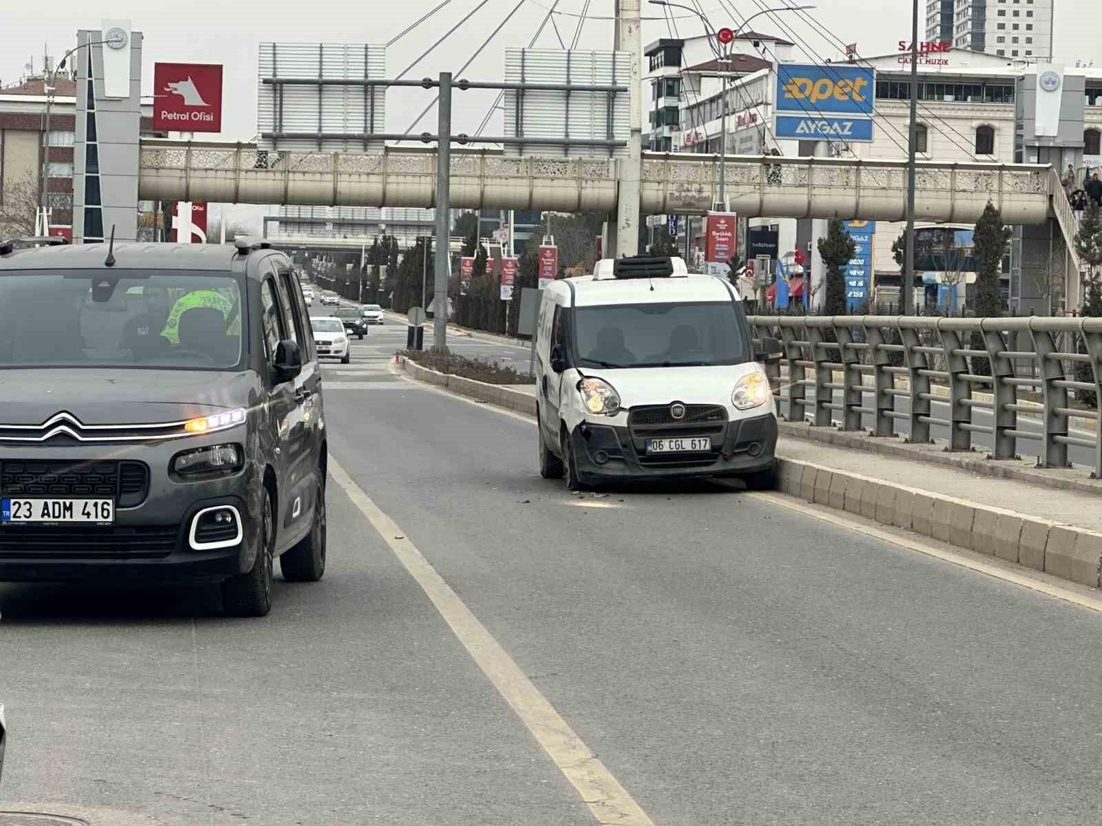 Elazığ’da İki Ticari Aracın Çarpışması Sonucu Maddi Hasar