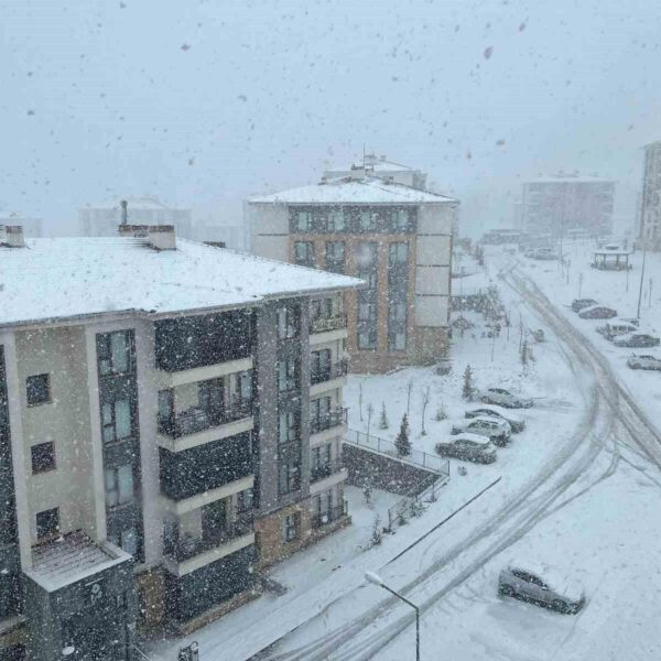 Elazığ'da kar yağışı nedeniyle araçlar zorlanıyor.-1