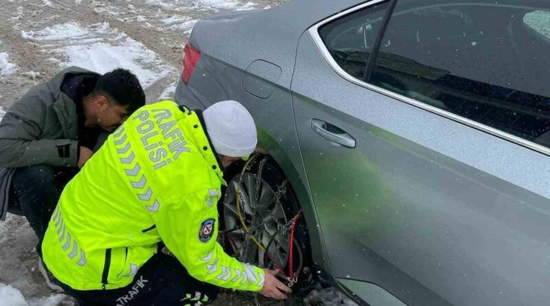 Elazığ'da Kar Yağışından Yolda Mahsur Kalan Araçlar Polis Tarafından Kurtarildi 1