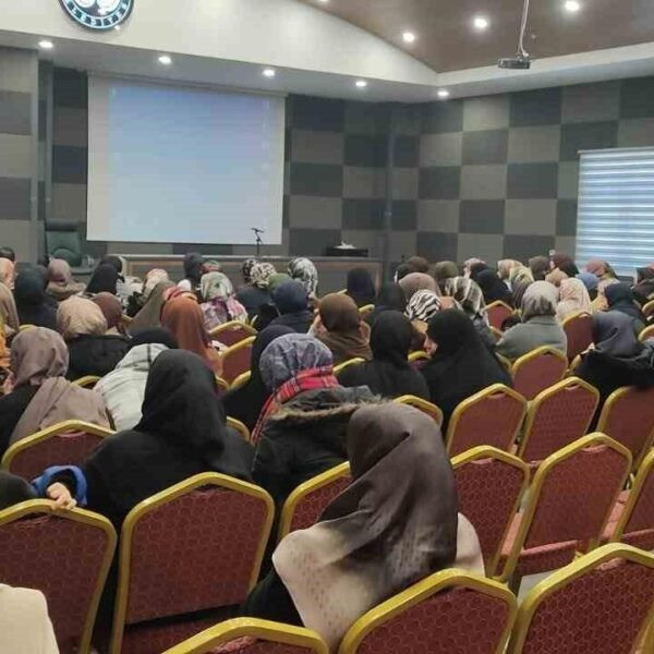 Elazığ İl Müftülüğü Eğitim Hizmetleri tarafından düzenlenen eğitim seminerinde katılımcılar.-1