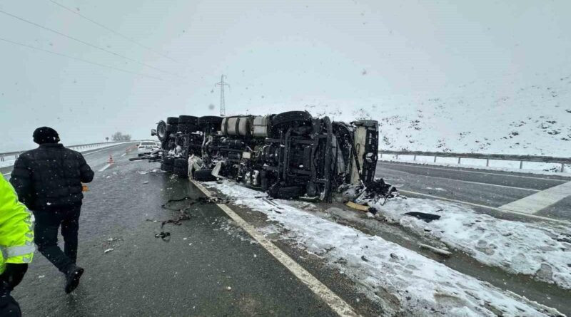 Elazığ’da Sürücünün Direksiyon Hakimiyetini Kaybettiği Tır Yan Yattı 1