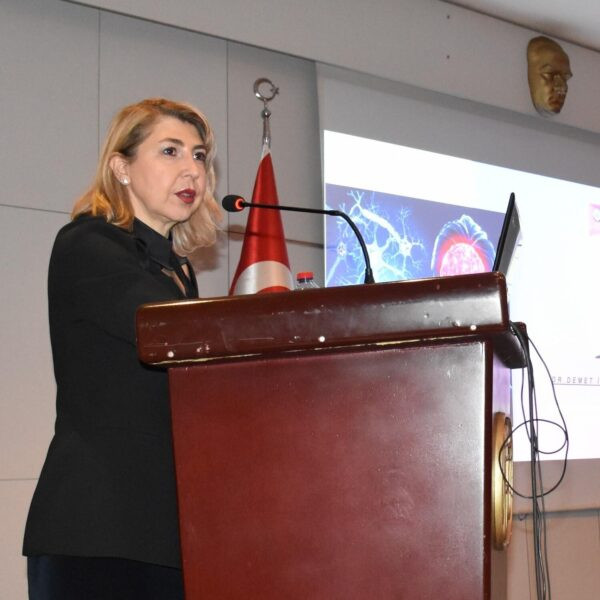 Epilepsi hastaları ve yakınlarına bilgi veren sağlık uzmanları