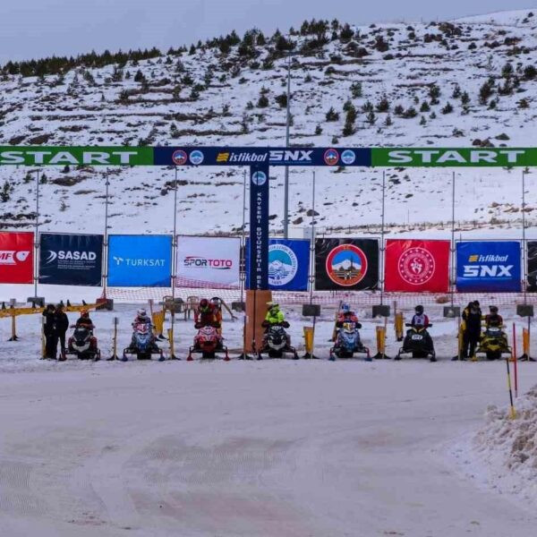 Erciyes Kayak Merkezi'nde Dünya Kar Motosikleti Şampiyonası-1