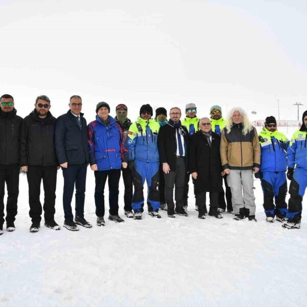 Erciyes Kayak Merkezi'nde kar heykel sanatçıları çalışmaları-4