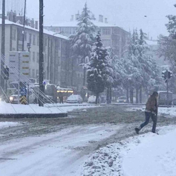 Ereğli'de kar yağışı sonrası beyaz örtü ile kaplı bir sokak-1