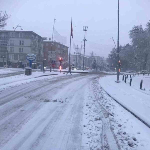 Ereğli'de kar yağışı sonrası beyaz örtü ile kaplı bir sokak-3