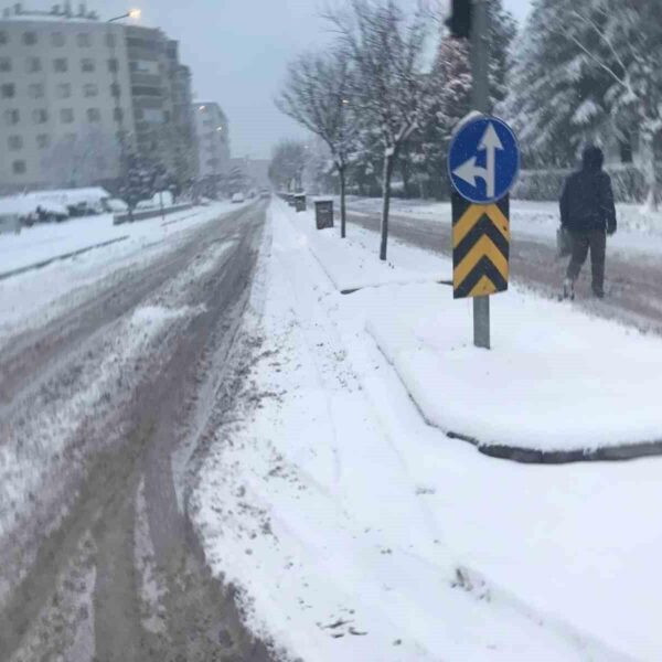 Ereğli'deki bir okulun kapısında kar yağışı nedeniyle kapanma anonsu-2