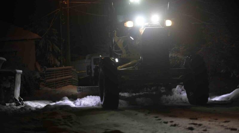 Erenler'de Kar Yağışı Etkisiyle Kar Küreme ve Tuzlama Çalışmaları Devam Ediyor 1