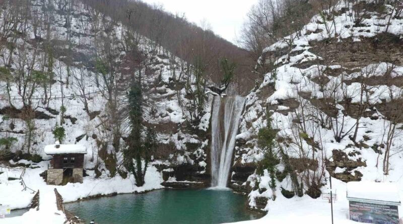 Erfelek Tatlıca Şelaleleri Karıyla Beyaz Örtüye Büründü 1