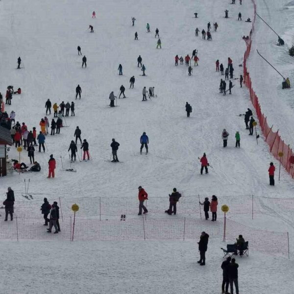 Erzincan'daki Ergan Kayak Merkezi'nde kayak yapanlar-1