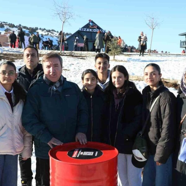 Erzincan'daki Ergan Kayak Merkezi'nde kayak yapanlar-1