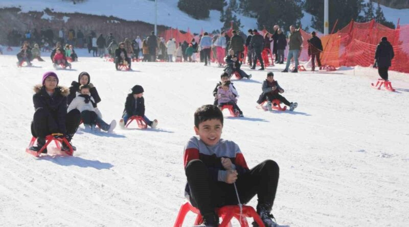 Erzincan'ın Ergan Kayak Merkezi Hafta Sonu Tatilinde Dolup taştı 1