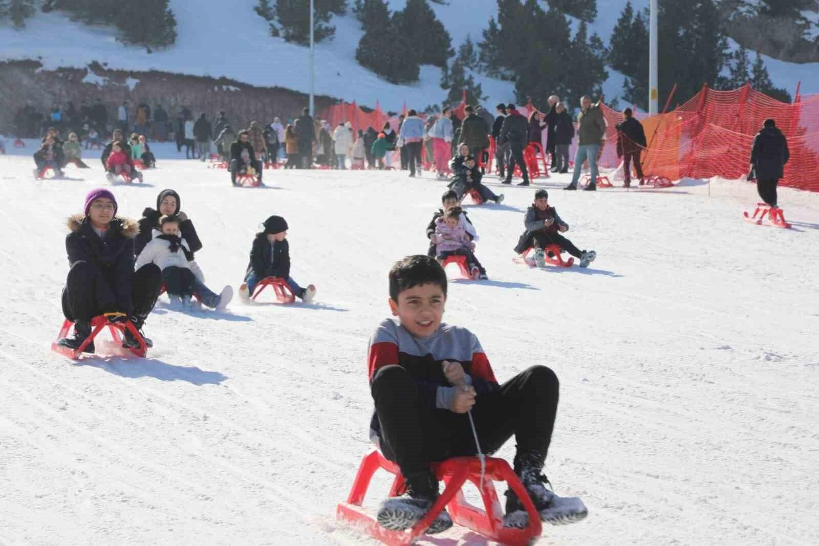 Erzincan’ın Ergan Kayak Merkezi Hafta Sonu Tatiliyle Doldu