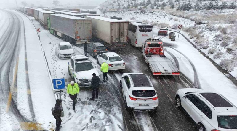 Erzincan-Sivas ve Gümüşhane Kar Yollarında Yoğun Kar Yağışı, Trafik Ekipleri Tedbir Aldı 1