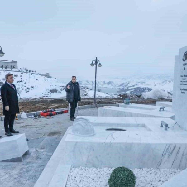 Erzincan Valisi Hamza Aydoğdu İliç'teki Maden Kazasında Hayatını Kaybeden İşçiler İçin Anıtı Ziyaret Ediyor-1