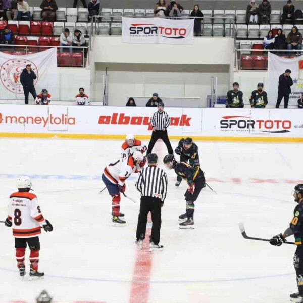 Erzurum'da düzenlenen Üniversiteler Kış Spor Oyunları Buz Hokeyi Türkiye Şampiyonası'nda final müsabakası.-10