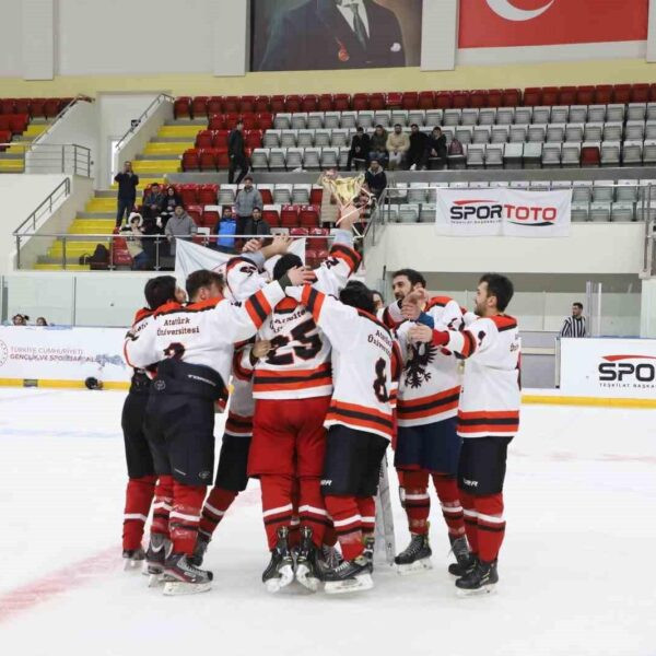 Erzurum'da düzenlenen Üniversiteler Kış Spor Oyunları Buz Hokeyi Türkiye Şampiyonası'nda final müsabakası.-12