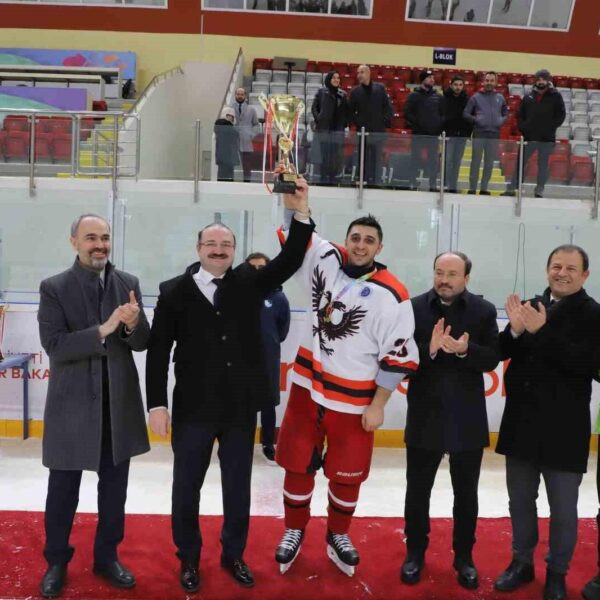 Erzurum'da düzenlenen Üniversiteler Kış Spor Oyunları Buz Hokeyi Türkiye Şampiyonası'nda final müsabakası.-14