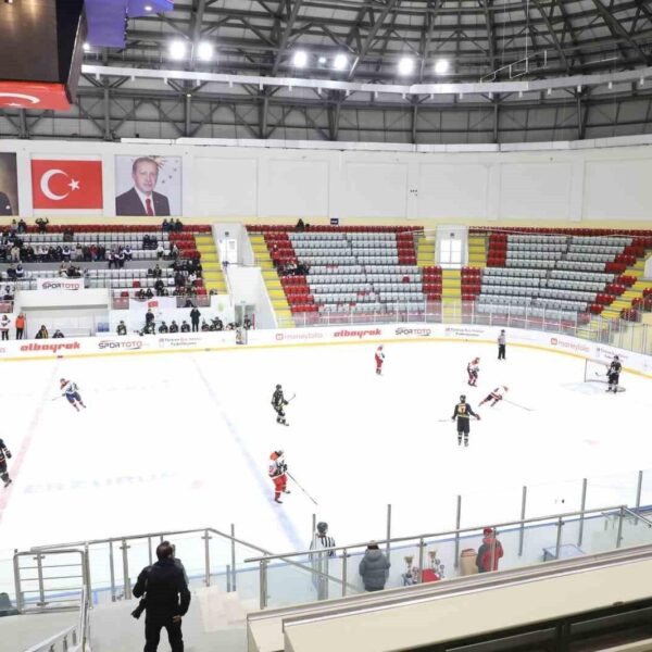 Erzurum'da düzenlenen Üniversiteler Kış Spor Oyunları Buz Hokeyi Türkiye Şampiyonası'nda final müsabakası.-2