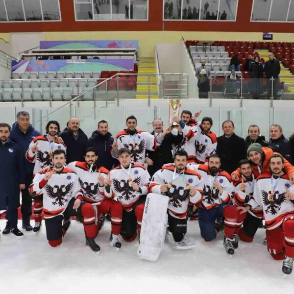 Erzurum'da düzenlenen Üniversiteler Kış Spor Oyunları Buz Hokeyi Türkiye Şampiyonası'nda final müsabakası.-6