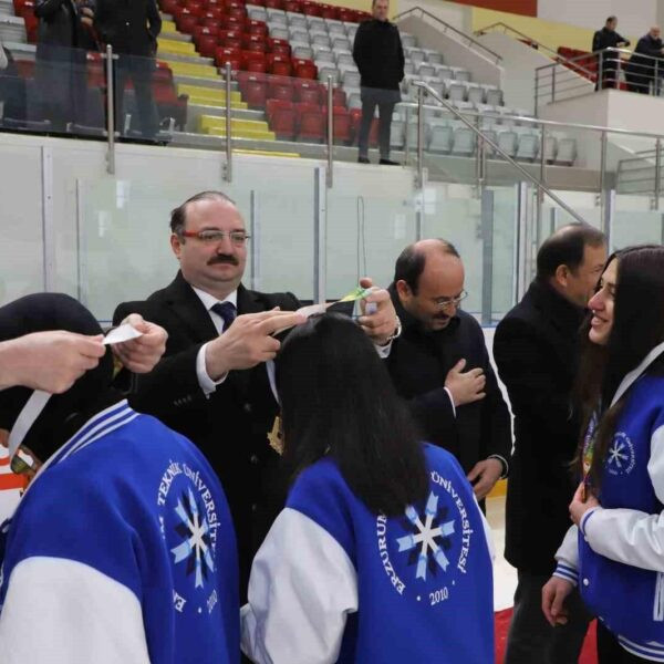 Erzurum'da düzenlenen Üniversiteler Kış Spor Oyunları Buz Hokeyi Türkiye Şampiyonası'nda final müsabakası.-8