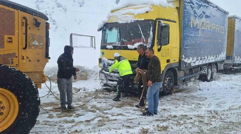 Erzurum'da Kar Yağışı Nedeniyle Jandarma Vatandaşlara Yardım Eli Uzattı 1