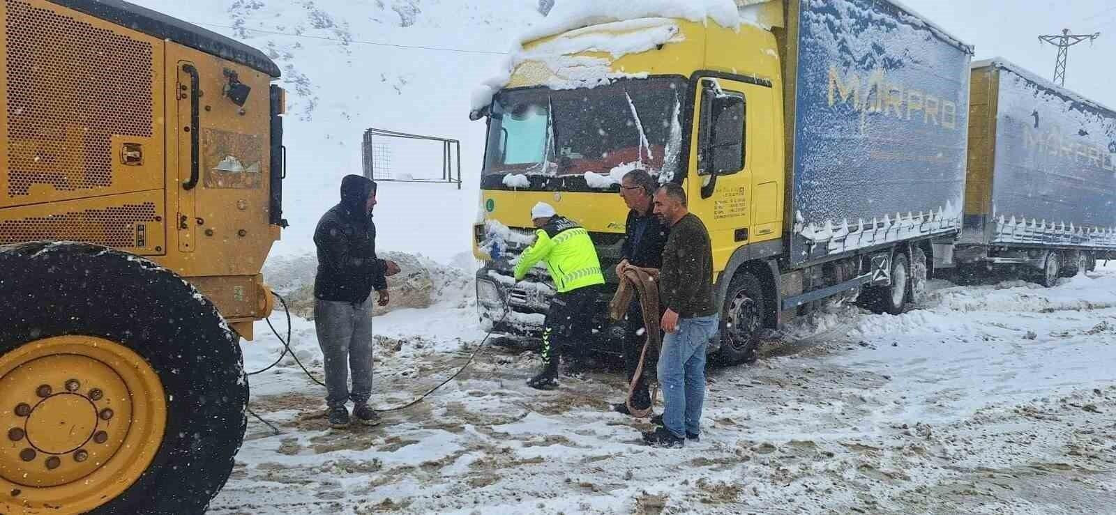 Erzurum’da Kar Yağışı Nedeniyle Jandarma Vatandaşlara Yardım Eli Uzattı