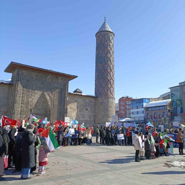 Erzurum'da sağlık çalışanlarının Gazze'ye karşı sessiz yürüyüşü-1