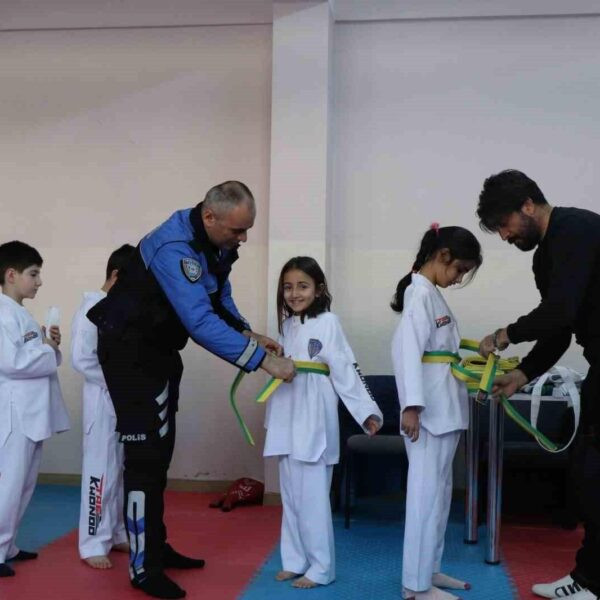 Erzurum'da tekvando kursunda başarıya ulaşan öğrenciler.-3