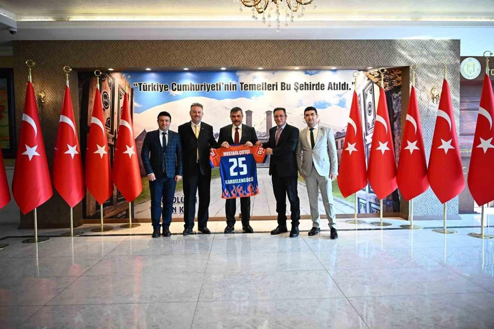 Erzurum Kardelengücü Spor Kulübü Yöneticileri Vali Mustafa Çiftçi’yi Ziyaret Etti