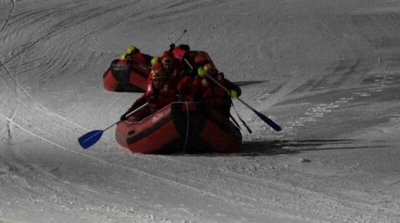 Erzurum Valisi'nin Katılımıyla Palandöken'de Botla Kar Raftingi Yarışması 1