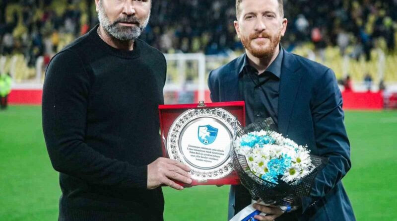 Erzurumspor FK Başkanı Ahmet Dal, Teknik Direktör Hakan Kutlu'ya 3. Yıl Anısına Plaket Takdim Etti 1