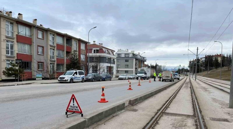 Eskişehir'de 102 Araç Sürücüsüne Trafik Kurallarını İhlal Ederek Cezai İşlem Uygulandı 1