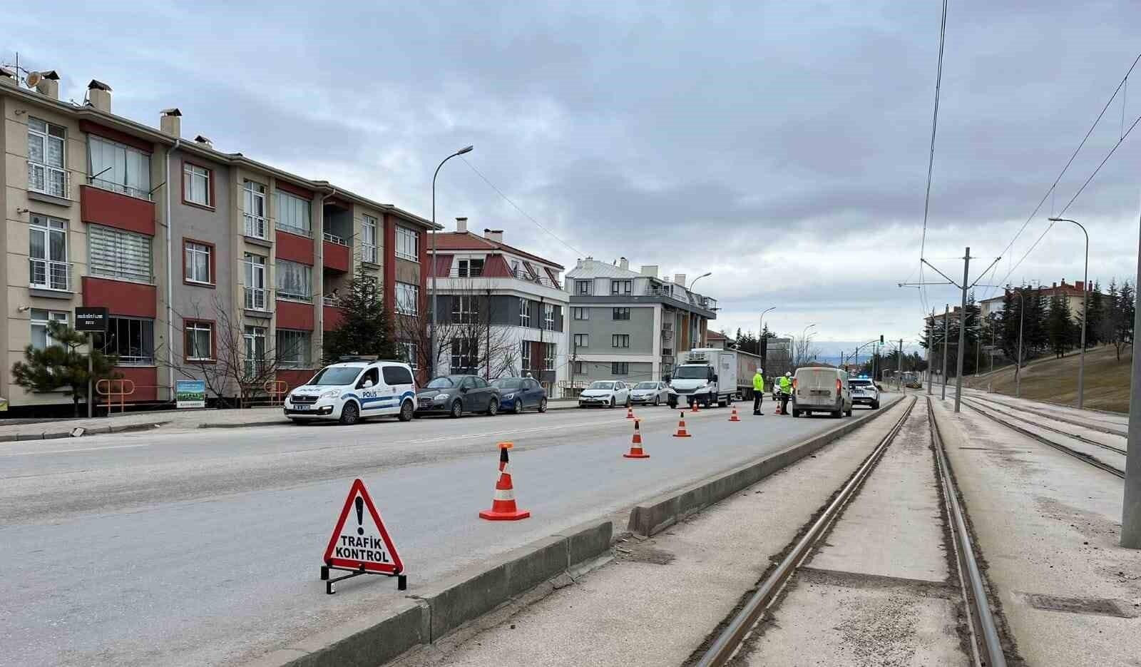 Eskişehir’de 102 Araç Sürücüsüne Trafik Kurallarını İhlal Ederek Cezai İşlem Uygulandı