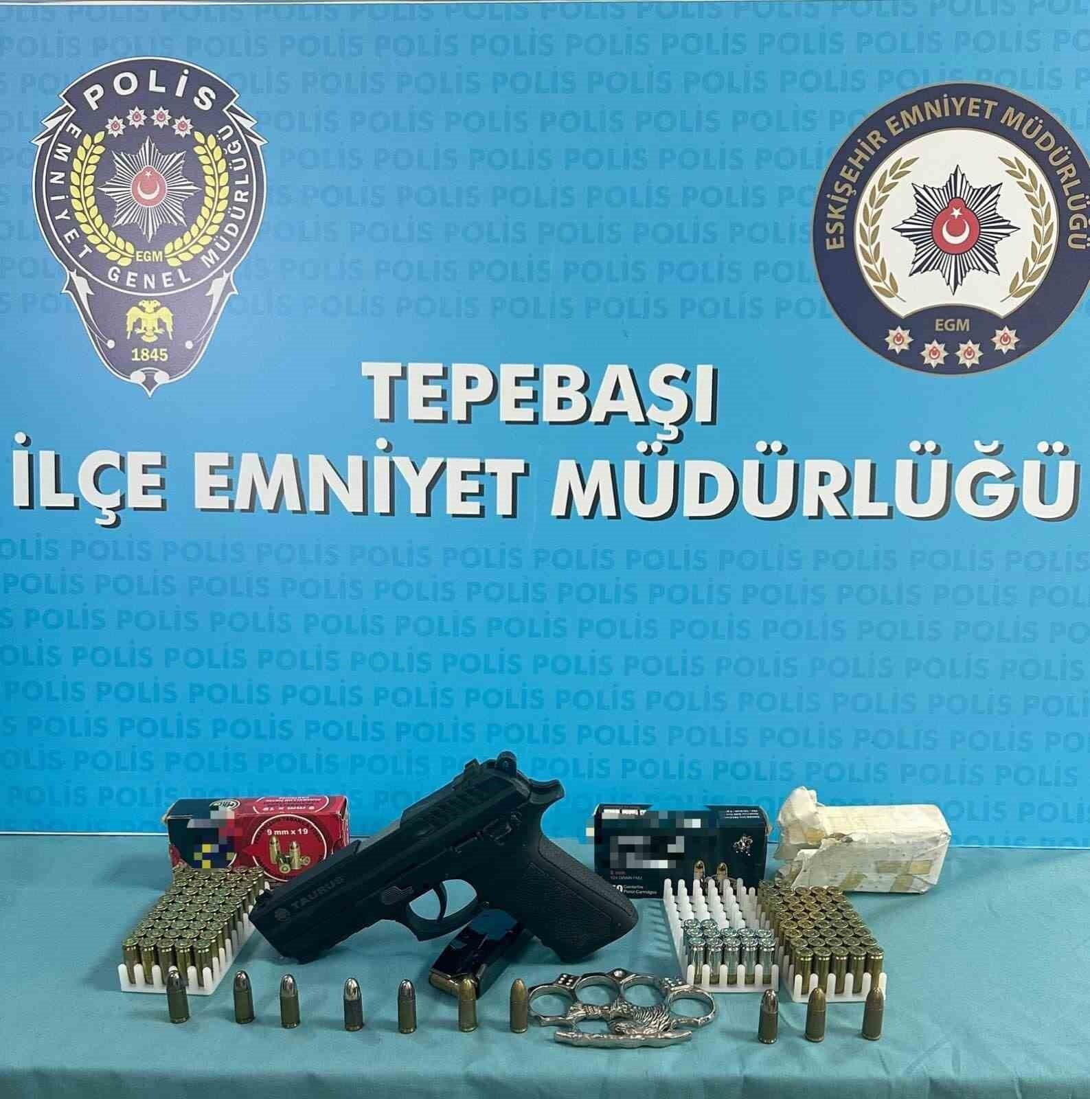 Eskişehir’de Polis Ekipleeri 2 Tabanca ve 158 Fişek Ele Geçirdi