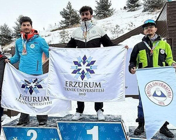 ETÜ Rektörü Prof. Dr. Bülent Çakmak, sporcuları tebrik ediyor.-3