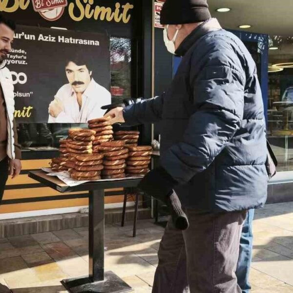 Ferdi Tayfur hayranının simit hayrı yaptığı pastane-2