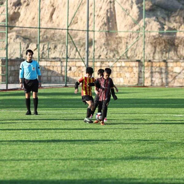 Futbolcuların final maçında mücadelesi-3