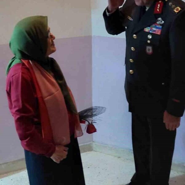 Gazi Tümgeneral Davut Alâ'nın şehit annesine gönderdiği kırmızı gül-1