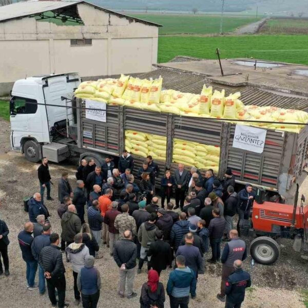 Gaziantep Büyükşehir Belediyesi tarafından açılan Tarımsal Ekipman Parkı'nda çiftçiler tarım makinelerini kullanıyor.-5