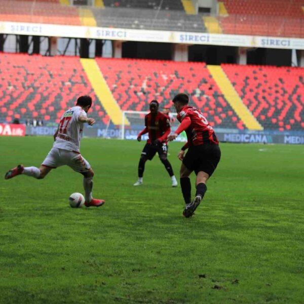 Gaziantep FK'nın golünü atan Kozlowski-17