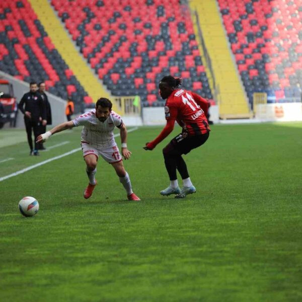 Gaziantep FK ve Sivasspor oyuncularının mücadelesi-1