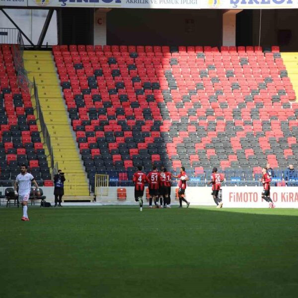 Gaziantep FK ve Sivasspor oyuncularının mücadelesi-10