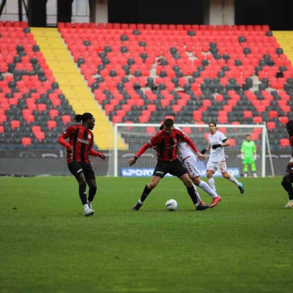 Gaziantep FK ve Sivasspor oyuncularının mücadelesi-13