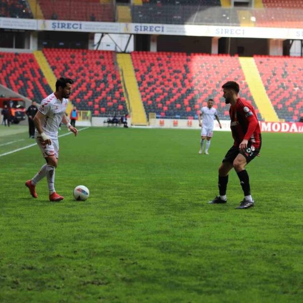 Gaziantep FK ve Sivasspor oyuncularının mücadelesi-16