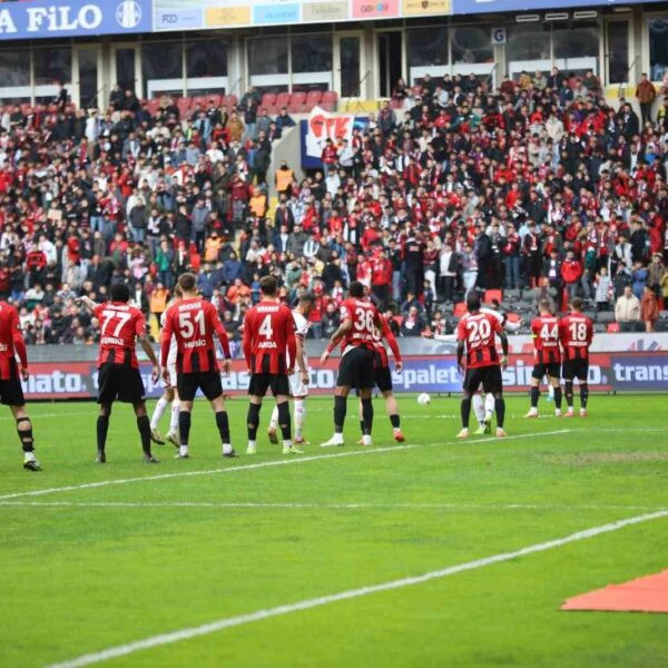 Gaziantep FK ve Sivasspor oyuncularının mücadelesi-19